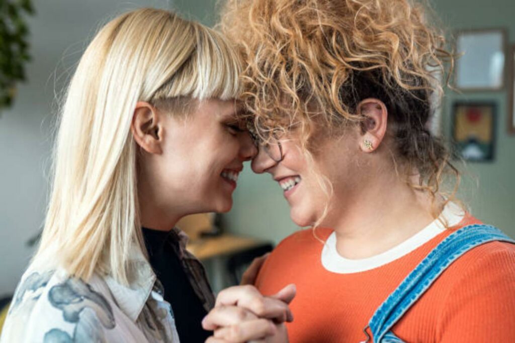 Deux femmes front contre front se tenant la main.