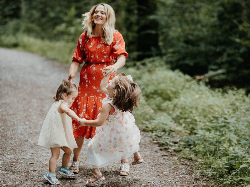 une femme blonde avec deux petites filles