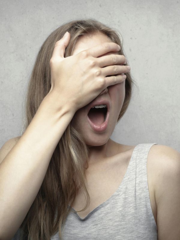 femme qui se cache les yeux avec sa main
