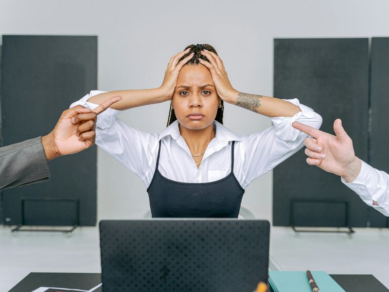 Femme en burn-out qui se prend la tête devant son ordinateur