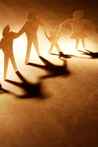 famille de bonhommes en papier